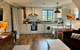 Little Bream - Pretty Cosy Cottage, Sea Views, Walk To The Beach